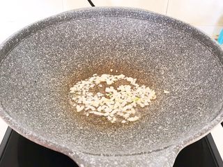 15、家常蚝汁烧茄子,油温烧热后加入蒜末，煸炒出香味