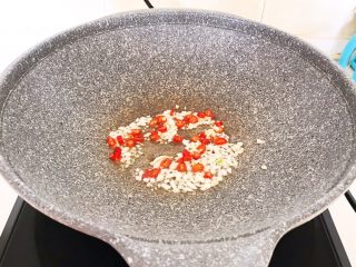 16、家常蚝汁烧茄子,加入小米辣，翻炒均匀