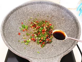 20、家常蚝汁烧茄子,加入1勺生抽