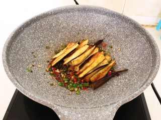 22、家常蚝汁烧茄子,加入煎好的茄子条