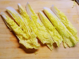 5、蒜蓉娃娃菜,娃娃菜冲洗干净 切条状