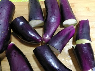 3、低脂系#清蒸油泼茄条#,分切成两段。