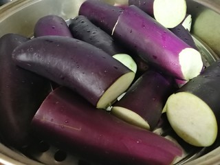 4、低脂系#清蒸油泼茄条#,上锅蒸熟。