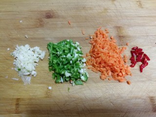 6、低脂系#清蒸油泼茄条#,将它们切碎备用。