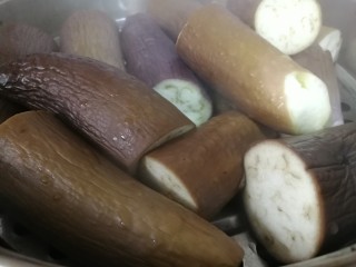 7、低脂系#清蒸油泼茄条#,茄子蒸熟后稍稍晾凉控水。