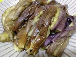 9、低脂系#清蒸油泼茄条#,茄子会出一些水倒掉。