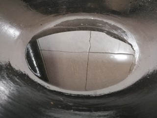 10、低脂系#清蒸油泼茄条#,起锅锅内倒一点油烧热。