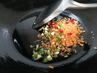 11、低脂系#清蒸油泼茄条#,放入小米辣，胡萝卜。