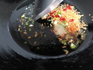 14、低脂系#清蒸油泼茄条#,倒入适量的酱油。