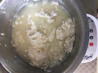 1、四川凉糕,将凉糕粉和温开水混合