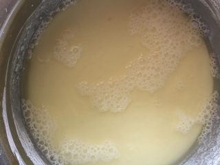 2、四川凉糕,搅拌均匀后,静置20分钟,上面析出一层黄色的水,味道很大,用小勺轻轻舀出来,再加入等量的温开水,保证粉和水的比例不变(不介意碱味儿可以省去此步骤)