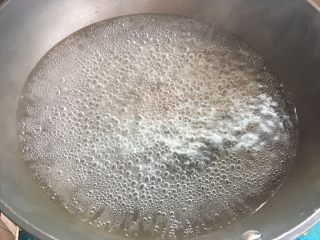 3、四川凉糕,将1125g清水倒入锅中烧开,一半沸腾的水倒入凉糕液中混合均匀后再倒入沸腾的另一半水中继续中小火加热