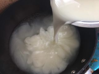 4、四川凉糕,倒入后不停的搅拌,防止粘锅