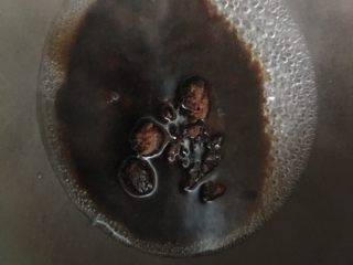 9、四川凉糕,75g红糖倒入150g沸腾的水中,中小火加热不停搅拌