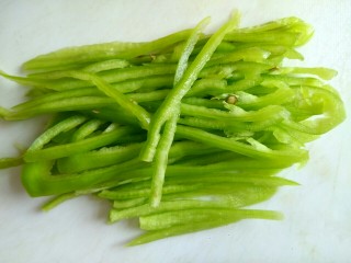 2、香辣凉拌三丝,尖椒切丝