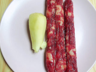 3、蒜苗炒腊肠,准备好腊肠和生姜。