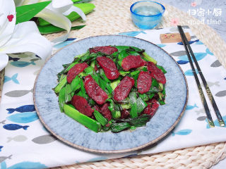 15、蒜苗炒腊肠,配上一碗米饭,美极了!