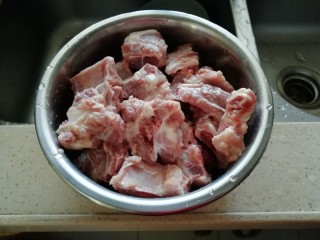 1、麻辣粉蒸排骨,仔排洗干净