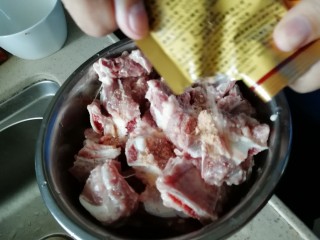3、麻辣粉蒸排骨,倒入蒸肉粉