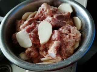 5、麻辣粉蒸排骨,用手把粉抓均匀