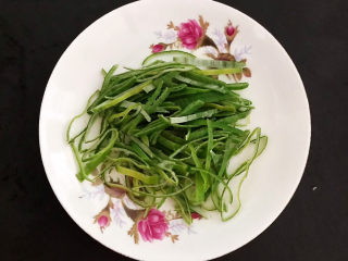 3、番茄炒西葫芦,大葱切成丝