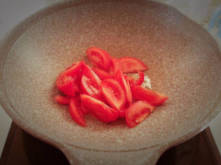 6、番茄炒西葫芦,炒锅烧热后加入玉米油，油烧热后加入番茄，中火慢炒