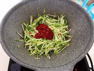 11、番茄炒西葫芦,加入炒好的番茄酱