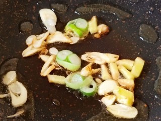 4、醋熘西葫芦,热锅热油,放葱姜蒜炒出香味。