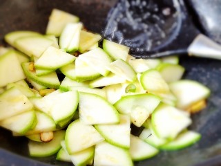 5、醋熘西葫芦,放入西葫芦炒香。