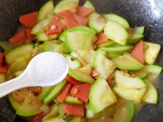 9、醋熘西葫芦,继续炒匀至西葫芦变软,加少许食盐。