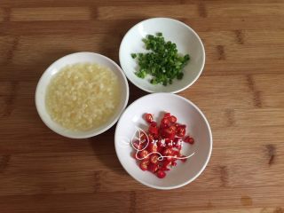 1、地方菜 四川凉面,准备葱花、蒜蓉、小米辣椒