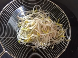 2、地方菜 四川凉面,绿豆芽洗净入开水中焯一下捞出