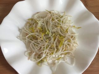 3、地方菜 四川凉面,把豆芽放在盘内垫底