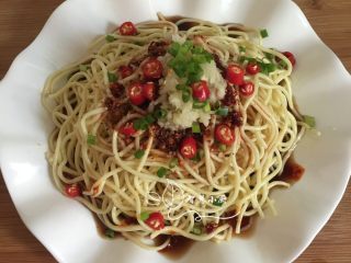 5、地方菜 四川凉面,依次放入生抽、白糖、味精、芝麻油、醋、花椒面，淋上红油，最后放蒜、小米椒和葱花即可