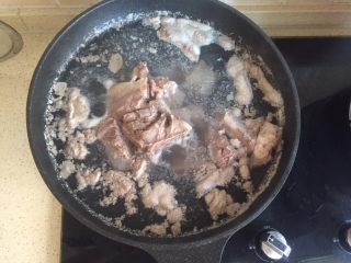1、土豆烧排骨,凉水入锅   放入姜片   下牛排   焯水   撇掉血沫   捞出备用