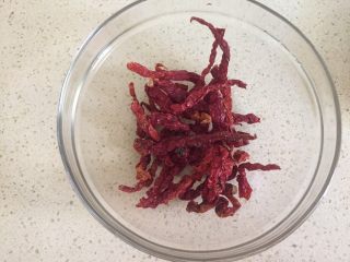 2、土豆烧排骨,准备干辣椒   凉水洗净备用
