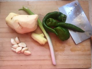 3、土豆烧排骨,葱 姜蒜   土豆削皮   辣子   洗净备用