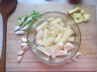 4、土豆烧排骨,所有材料按喜好切好