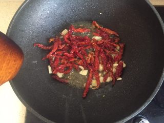 5、土豆烧排骨,热锅倒入适量油    放入姜  蒜  干辣椒爆香