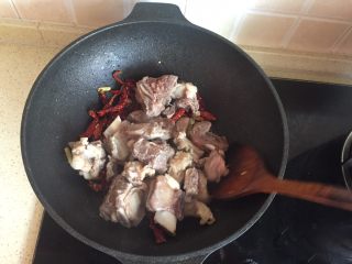 6、土豆烧排骨,加入排骨继续翻炒   待香味出来后   倒入老抽   或者酱油    适量料酒    继续翻炒