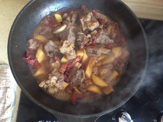 7、土豆烧排骨,加水炖排骨   待排骨快熟  汤汁浓郁时   加土豆翻炒    盖锅盖慢慢炖    中途记得时不时翻一下    以免土豆粘锅