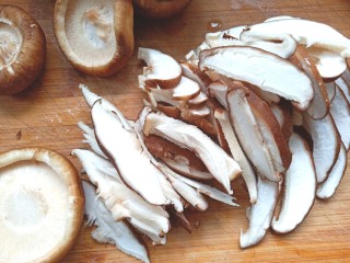 2、耗油香菇,泡好后，去根切片