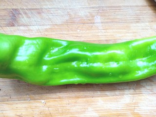 3、耗油香菇,青椒去仔洗净