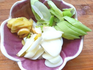 7、耗油香菇,葱姜蒜切好备用