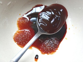 8、耗油香菇,取碗放入生抽，老抽，耗油，盐，味精，白糖