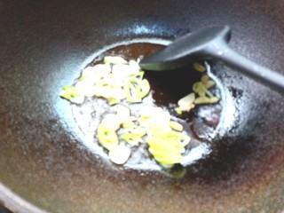 11、耗油香菇,爆香葱姜蒜