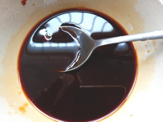 9、耗油香菇,在加入淀粉，水搅拌均匀备用