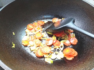 12、耗油香菇,放入胡萝卜片翻炒片刻