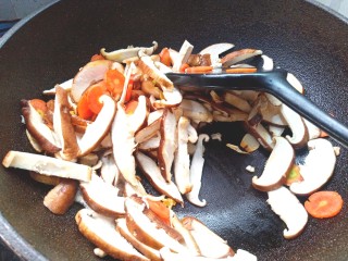 13、耗油香菇,放入香菇翻炒片刻