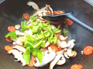 14、耗油香菇,在放入青椒翻炒片刻